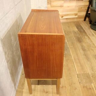 haluta(ハルタ)で取り扱われていた北欧デンマーク製のドレッサーチェストです。シンプルなデザインと上段引き出しにはミラーを備える北欧家具らしい機能的な3段チェストです。BH541