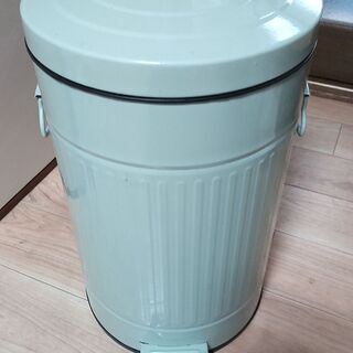 缶のゴミ箱　ペール缶