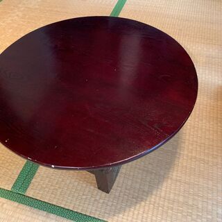低い木製のテーブル