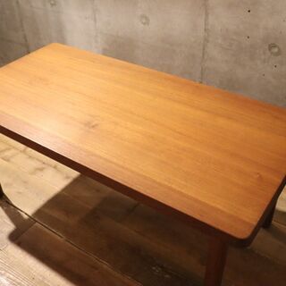 チーク無垢材を使ったリビングテーブルです。シンプルでレトロな 