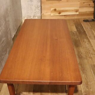 チーク無垢材を使ったリビングテーブルです。シンプルでレトロな 