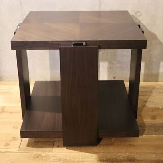 イタリアの高級ブランドSMANIA(ズマーニア)のDante サイドテーブルです。直線のみのシンプルなデザインでモダンかつスタイリッシュな印象。上品な木目とシックな色合い。サァラ麻布取扱い①BH623