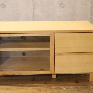 無印良品(MUJI)のタモ材 AVラック。シンプルなTVボードは圧迫感を