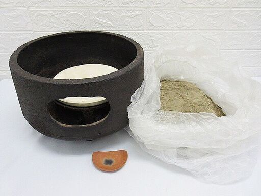 ss2754　眉風炉　茶道具　脚付き　風炉　陶器製　黒　灰付き　レトロ　直径33cm　火鉢　和小物　古道具
