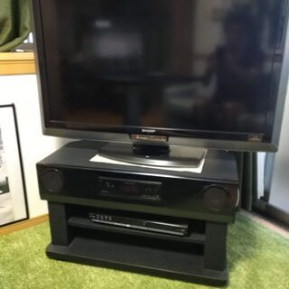 テレビ(横89Cm,縦49cm)、スピーカーシステム、ブルーレイレコーダーの画像