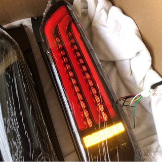 TOYOTA HIACE TAIL LIGHT VALENTI