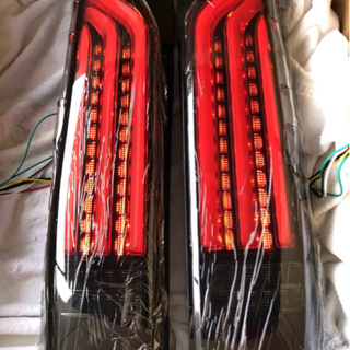 TOYOTA HIACE TAIL LIGHT VALENTI