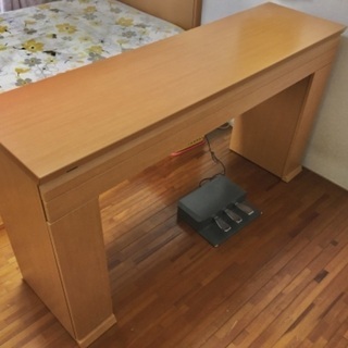 電子ピアノ 棚付き ペダル付属 イヤホンジャックあり