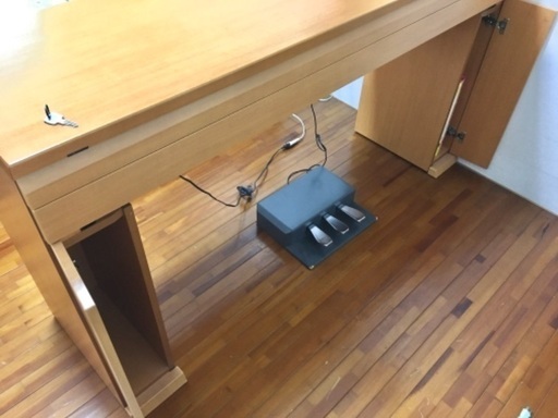 電子ピアノ　コロンビアCLUMBIA  棚付き　ペダル付属　イヤホンジャックあり 電子ピアノ コロンビアCLUMBIA 棚付き ペダル付属 イヤホンジャック