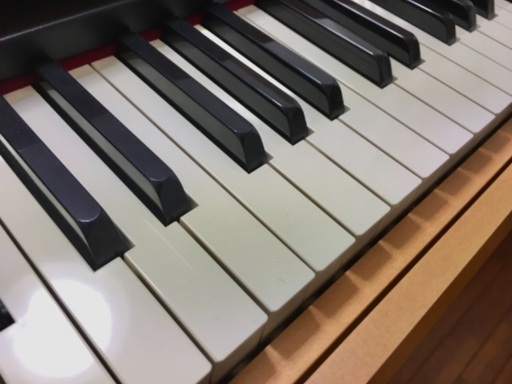 電子ピアノ コロンビアCLUMBIA 棚付き ペダル付属 イヤホンジャックあり