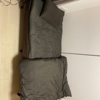 茶色ベースのシングルベッド