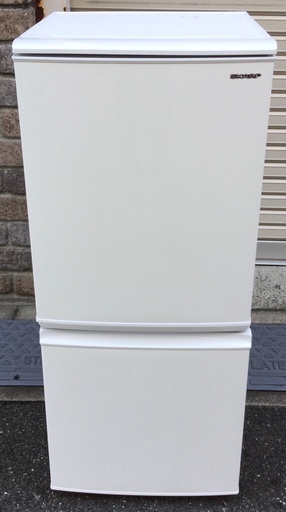 【RKGRE-717】特価！シャープ/137L 2ドア冷凍冷蔵庫/SJ-C14E-W/中古品/2018年製/当社より近隣無料配達！