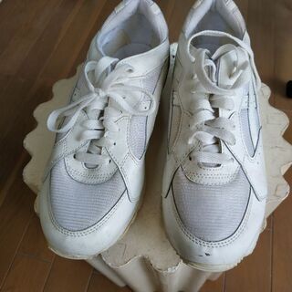 白い運動靴