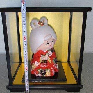 素焼きの日本人形　高さ20cm 座って小鳥を持つ着物の少女像　ケ...