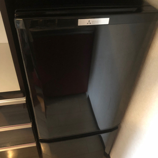 三菱の冷蔵庫（黒色、19年製造）