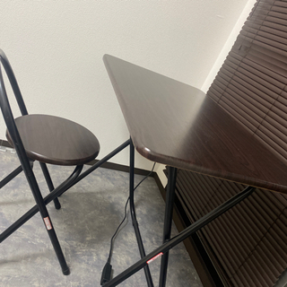 折りたたみデスク　椅子　2セット　1つは天板にやや剥がれあり