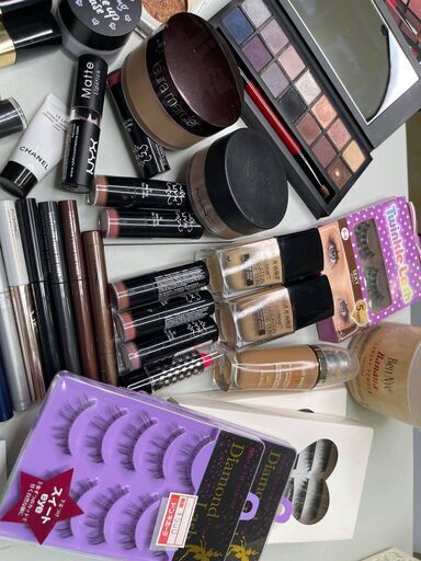 プロメイクアップアーティスト愛用の中古コスメ、メイク類各種　５８点セット　MAC REVLON NYX  Laura marucier smashbox など