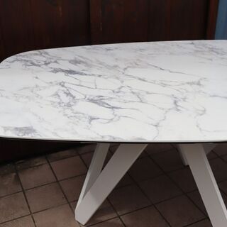 イタリアのCalligaris(カリガリス)社のCARTESIO(カルテジオ)セラミック天板ダイニングテーブルです。モダンなデザインはオフィスの休憩スペースやミーティングテーブルにもおすすめです。BI116