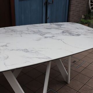 イタリアのCalligaris(カリガリス)社のCARTESIO(カルテジオ)セラミック天板ダイニングテーブルです。モダンなデザインはオフィスの休憩スペースやミーティングテーブルにもおすすめです。BI116