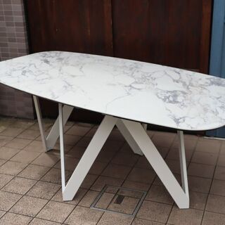 イタリアのCalligaris(カリガリス)社のCARTESIO(カルテジオ)セラミック天板ダイニングテーブルです。モダンなデザインはオフィスの休憩スペースやミーティングテーブルにもおすすめです。BI116