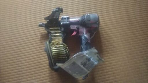 MAX高圧釘打ち機とホースセット