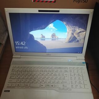 綺麗 白富士通 高速SSD メモリ4G大画面15.6インチ CDDVD読み書き Wifi対応