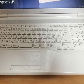 綺麗 白富士通 高速SSD メモリ4G大画面15.6インチ CDDVD読み書き Wifi対応