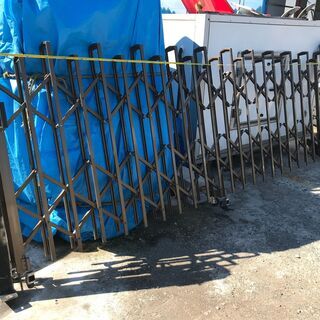 値下げしました！！アコーディオン門扉　１3，０００円です！　アンカー打てばすぐに使用できます！全幅365　高さ133㎝ 値下げしました！！アコーディオン門扉 13，000円です！ アンカー