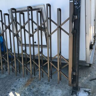 値下げしました！！アコーディオン門扉　１3，０００円です！　アンカー打てばすぐに使用できます！全幅365　高さ133㎝ 値下げしました！！アコーディオン門扉 13，000円です！ アンカー