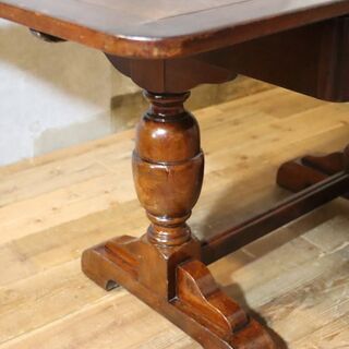 IDC OTSUKA(大塚家具)で取り扱われていた英国アンティークのドローリーフダイニングテーブル。クラシックでエレガントな印象の伸長式テーブルは来客時などにも活躍♪コンパクトなので2人暮らしにも！BI121