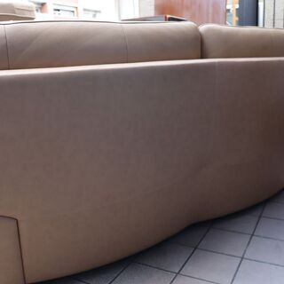 karimoku(カリモク家具)のブルックス 本革 3人掛けソファーです。/ウォールナット材がアクセントになるモダンなハイバックタイプ レザートリプルソファーはゆったりとした快適な空間を演出します♪BI125