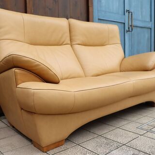 karimoku(カリモク家具)のブルックス 本革 2.5人掛けソファーです。/ウォールナット材がアクセントになるモダンなハイバックタイプ レザーラブソファーはゆったりとした快適な空間を演出します♪BI126