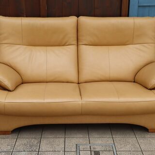 karimoku(カリモク家具)のブルックス 本革 2.5人掛けソファーです。/ウォールナット材がアクセントになるモダンなハイバックタイプ レザーラブソファーはゆったりとした快適な空間を演出します♪BI126