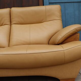 karimoku(カリモク家具)のブルックス 本革 2.5人掛けソファーです。/ウォールナット材がアクセントになるモダンなハイバックタイプ レザーラブソファーはゆったりとした快適な空間を演出します♪BI126