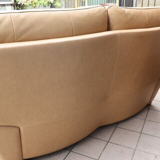 karimoku(カリモク家具)のブルックス 本革 2.5人掛けソファーです。/ウォールナット材がアクセントになるモダンなハイバックタイプ レザーラブソファーはゆったりとした快適な空間を演出します♪BI126