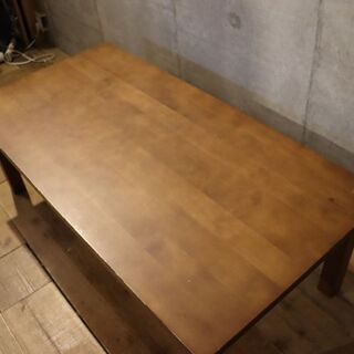 稀少なバーチ材を使用した無印良品(MUJI)のローテーブル 引出し付です。