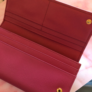 PRADA 長財布 売ります。