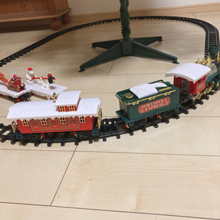 クリスマスツリーの周りを走る列車　クリスマスソングメドレー付き