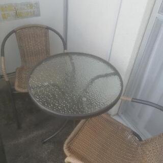 ガーデンテーブルと椅子