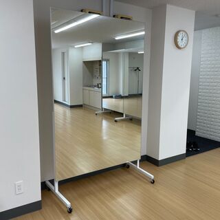 大型ミラー (キャスター付き)をお譲りします！高さ2m・幅1.2m/ダンスミラー スポーツミラー ヨガミラー