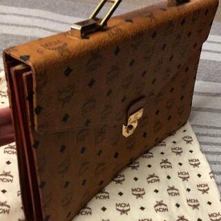 -3000円！大幅値下げ！ 新品！ MCM ビジネスバッグ(ユニセックス) 二層式！ 鍵あり！