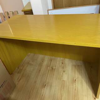 木製の机（黄色）