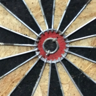 ダーツボードとキャビネットのセット