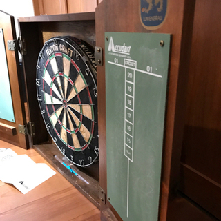 ダーツボードとキャビネットのセット