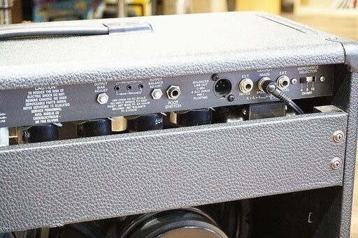 【苫小牧バナナ】フェンダー/FENDER ギターアンプ コンボ THE TWIN 黒ノブ 激しい歪みもこれ一台で 若干ガリあり♪ 苫小牧バナナ】フェンダー/FENDER ギターアンプ コンボ THE TWIN 黒