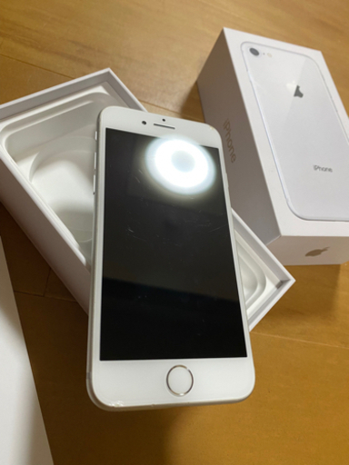 〈値下げしました〉iPhone 8 Silver 256 GB au 背面割れ