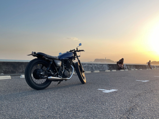 SR400カフェレーサー　目立つ事間違いなし！！