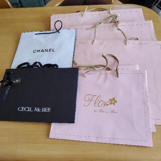 CHANEL、CECILMCBEE等の紙袋