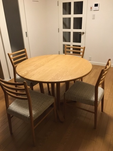 白木丸型テーブル・椅子4脚