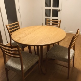 白木丸型テーブル・椅子4脚